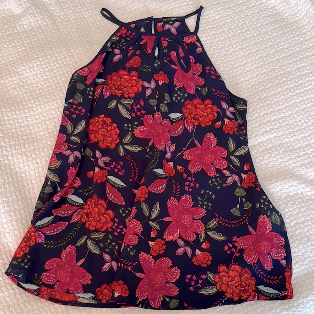 NWOT Paper moon navy floral sleeveless blouse, size M. Cut out detail.